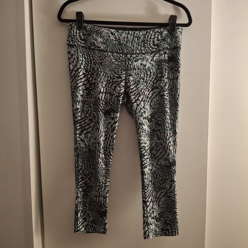 Ikonik Women's Stylish Black, White, And Green Patterned Leggings